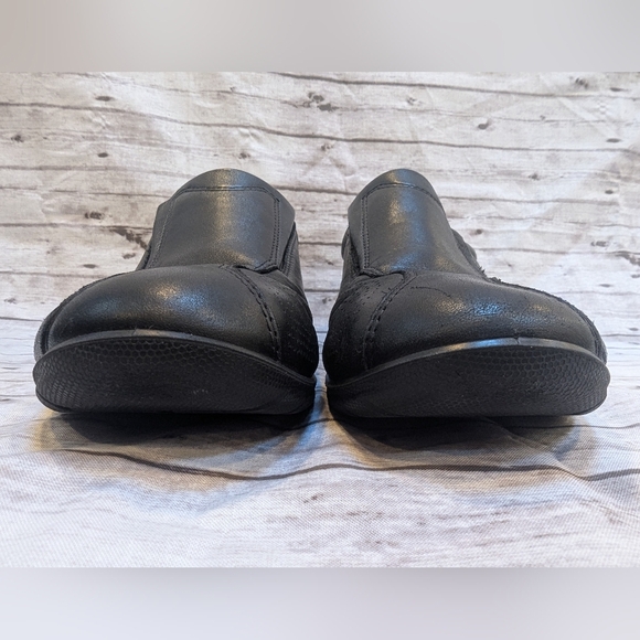 Ecco Size 39 Slip On Black Leather 8.5 US Size Excellent Condition - Picture 4 of 14